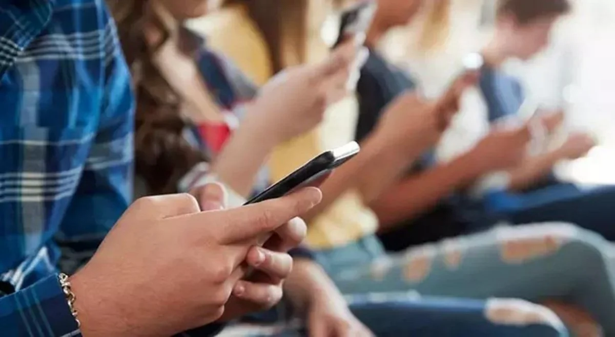 TBMM komissiyası 15 yaşdan aşağı şəxslərin sosial mediaya giriş qadağasını təsdiqləyib