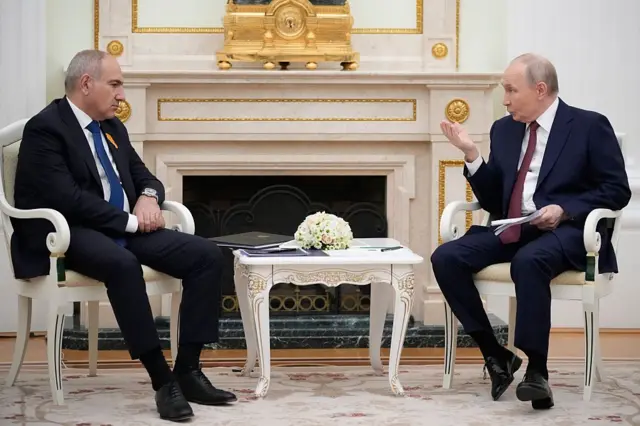 Putin və Paşinyan aprelin 1-də Kremldə keçirilən görüş zamanı 
