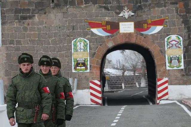 Gümrüdə hələ də Rusiya hərbi bazası var. Müxtəlif qiymətləndirmələrə görə, orada 3-5 minə yaxın rus hərbçisi yerləşdirilib. 
