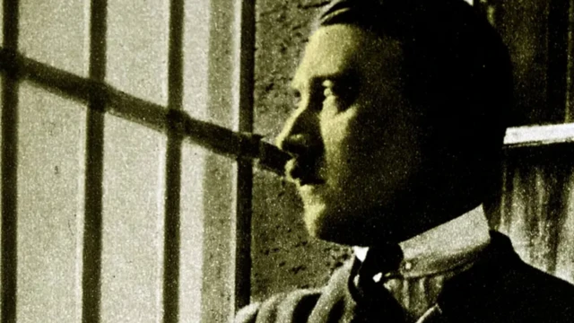 Bu fotoşəkildə Adolf Hitler siyasi məhbus olaraq Landsberg həbsxanasındakı hücrəsində görünür. Hələ "Mənim mübarizəm" kitabını yazmamışdı.