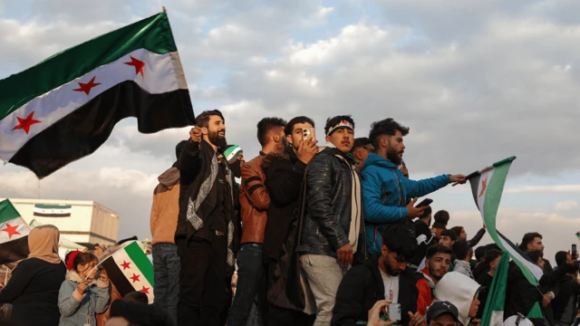 İnsanlar üsyan bayrağını yelləyir