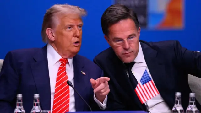 Trump (solda) iyun ayında Haaqada keçirilən NATO sammitində NATO-nun baş katibi Mark Rutte ilə söhbət edərkən görüntülənib. 