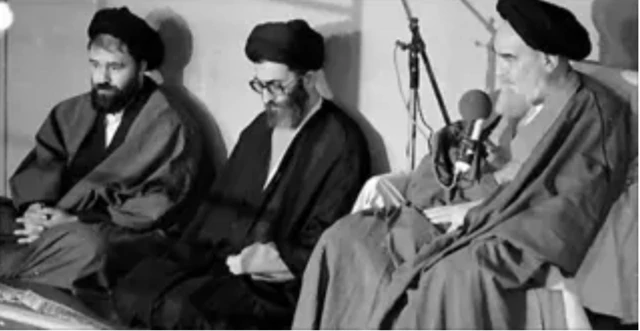 Əli Xamenei, Ayətullah Xomeyni (sağda) və oğlu Əhməd Xomeyninin arasında oturub
