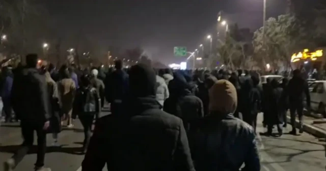 İranın Məşhəd şəhərində baş tutan son etirazlarda etirazçılar "Şah çox yaşasın!" şüarları səsləndiriblər