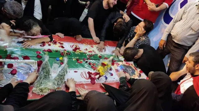 19 iyun 2025-ci ildə Tehranda İsrailin hava hücumları zamanı həyatını itirən İran Qızıl Aypara işçilərinin dəfn mərasimi